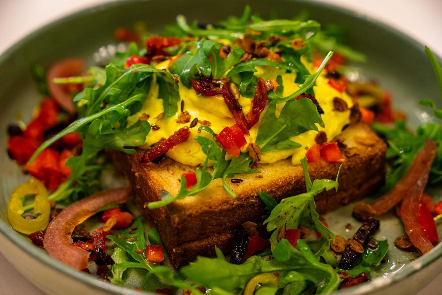 Option 2 pour le brunch de novembre: un pain perdu au fromage fouetté a la mangue, chorizo, pickles d’onions rouges et piments verts.
Tous les week- ends, jusqu’à 15h☺️
#onlyatoni #ParisCafe #LunchInParis #CoffeeShopLunch #ParisianEats #CafeFood #FrenchCuisine #FoodieInParis #ParisianLunch #DeliciousParis #EiffelTowerEats #CoffeeAndLunch #ParisFoodScene #Foodgasm #FoodPhotography #TastyTreats #InstaFood #FoodLove #ParisianVibes #CafeLife #BonAppetit #Paris #France #foodiesinparis