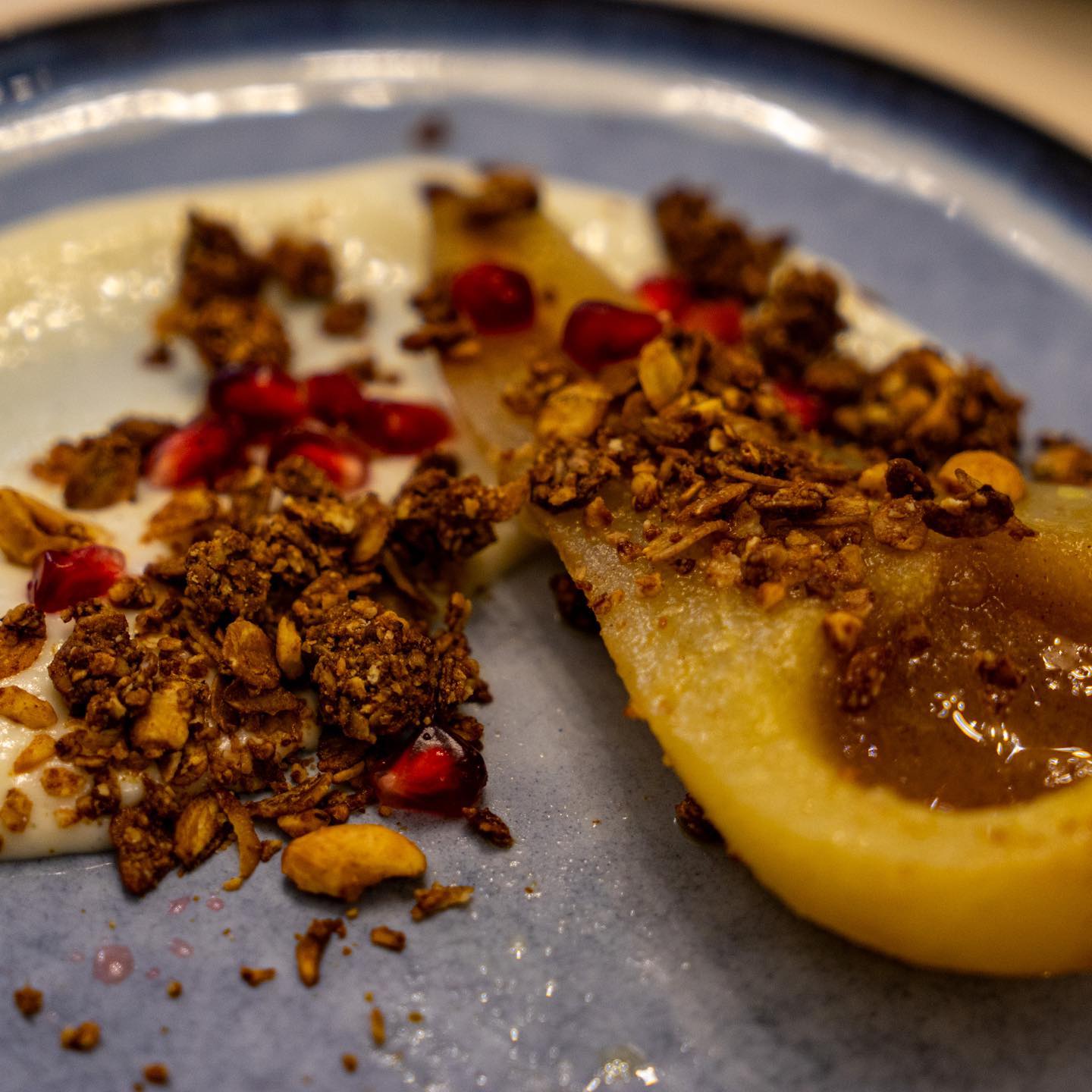 Dessert de notre brunch de novembre: une poire rôtie avec sa crème et une granola salée au sarrasin.
#onlyatoni #ParisCafe #LunchInParis #CoffeeShopLunch #ParisianEats #CafeFood #FrenchCuisine #FoodieInParis #ParisianLunch #DeliciousParis #EiffelTowerEats #CoffeeAndLunch #ParisFoodScene #Foodgasm #FoodPhotography #TastyTreats #InstaFood #FoodLove #ParisianVibes #CafeLife #BonAppetit #Paris #France #foodiesinparis
