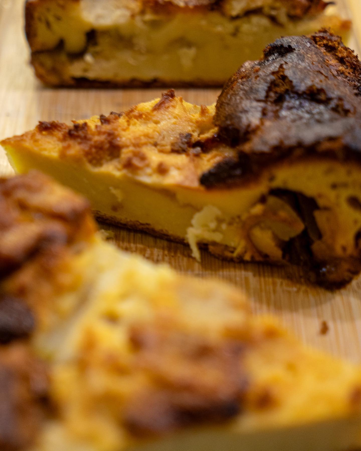 Gâteau du jour: focus sur notre clafoutis aux poires 🍐 Est ce que vu que la photo est floue, on peut dire que c’est un cla~flou~tis ?🤨
#onlyatoni #ParisCafe #LunchInParis #CoffeeShopLunch #ParisianEats #CafeFood #FrenchCuisine #FoodieInParis #ParisianLunch #DeliciousParis #EiffelTowerEats #CoffeeAndLunch #ParisFoodScene #Foodgasm #FoodPhotography #TastyTreats #InstaFood #FoodLove #ParisianVibes #CafeLife #BonAppetit #Paris #France #foodiesinparis