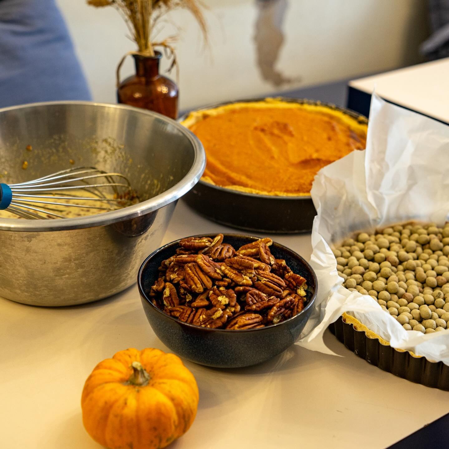 Pour aller avec notre menu de l semaine « thanksgiving », making of de notre sweet potato pie et pecan pie.
#onlyatoni #ParisCafe #LunchInParis #CoffeeShopLunch #ParisianEats #CafeFood #FrenchCuisine #FoodieInParis #ParisianLunch #DeliciousParis #EiffelTowerEats #CoffeeAndLunch #ParisFoodScene #Foodgasm #FoodPhotography #TastyTreats #InstaFood #FoodLove #ParisianVibes #CafeLife #BonAppetit #Paris #France #foodiesinparis