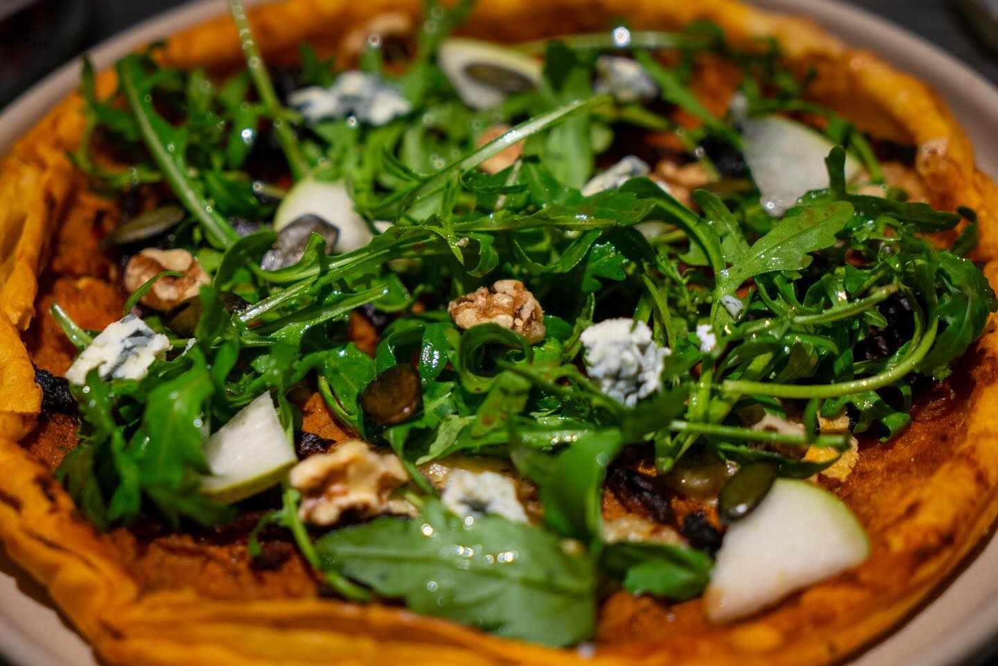 Deuxième option pour le déjeuner de cette semaine, une tarte au chorizo à la crème de courge avec du bleu, des noix, de la roquette…
#onlyatoni #ParisCafe #LunchInParis #CoffeeShopLunch #ParisianEats #CafeFood #FrenchCuisine #FoodieInParis #ParisianLunch #DeliciousParis #EiffelTowerEats #CoffeeAndLunch #ParisFoodScene #Foodgasm #FoodPhotography #TastyTreats #InstaFood #FoodLove #ParisianVibes #CafeLife #BonAppetit #Paris #France #foodiesinparis