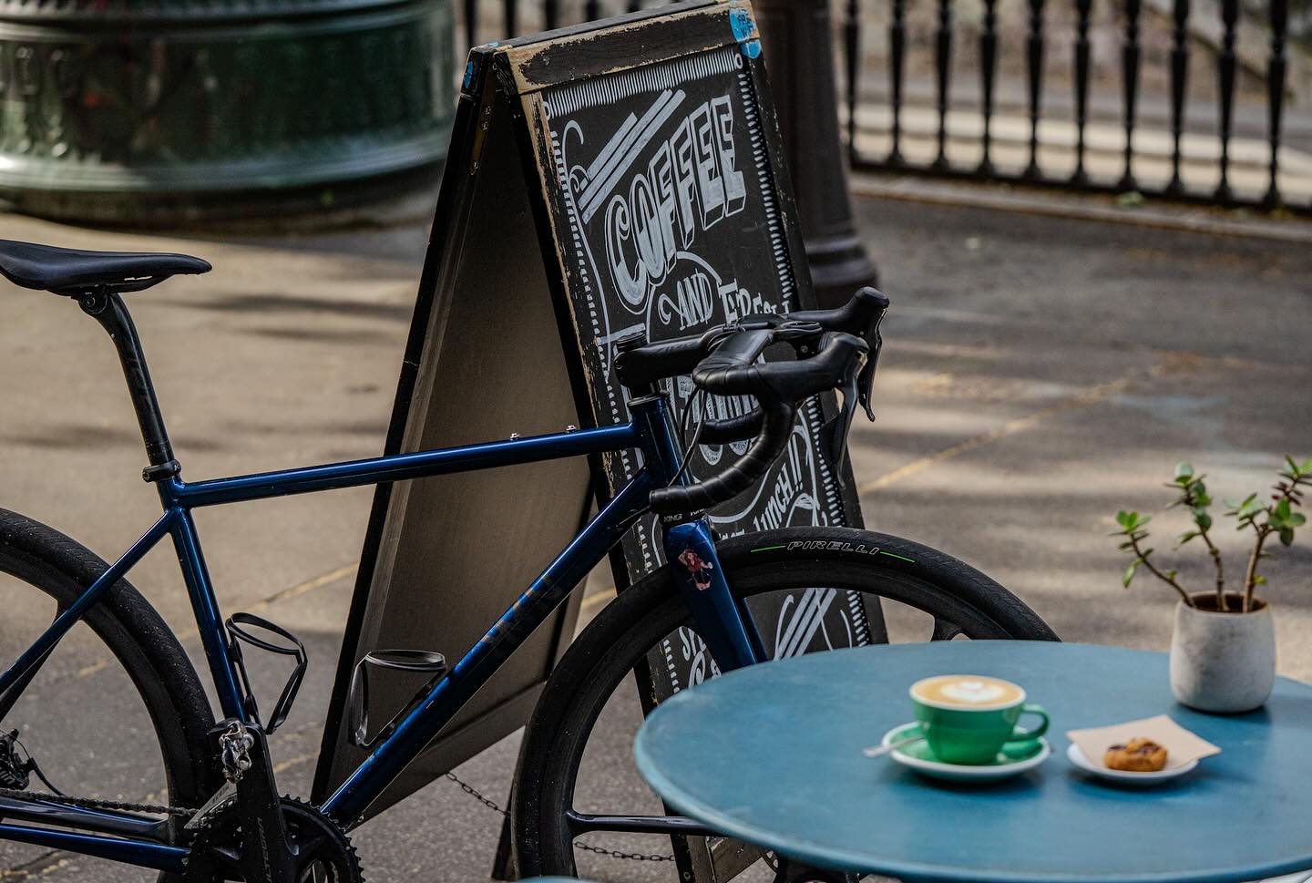 Le 3e vendredi de mai, c’est la journée mondiale du vélotaf (bike to work day) pour fêter ça, ce vendredi 16 mai 2025, on vous offre un mini cookie avec nos boissons si vous venez à vélo !
À vendredi !
(Vélo par @rmancycles)
☕ #CoffeeLover #CoffeeAddict #ParisCafe #CoffeeTime #CaffeineFix #MorningCoffee #ParisianCoffee #EspressoShot #LatteArt #CappuccinoLove #FrenchPress #IcedCoffee #CoffeeInParis #BaristaLife #CoffeeShopVibes #CoffeeFlavors #BrewingHappiness #CoffeeSip #CoffeeCulture #CoffeeTasting #CoffeeAroma #CoffeeHeaven #Paris #France #CoffeeBreak #specialtycoffee #velotaf #cafevelo #pariscycling