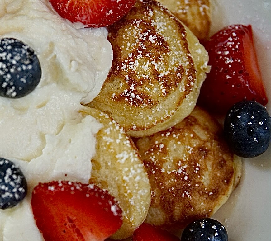Pancakes aux couleurs du jour, servis jusqu’à 17h.
#onlyatoni #ParisCafe #LunchInParis #CoffeeShopLunch #ParisianEats #CafeFood #FrenchCuisine #FoodieInParis #ParisianLunch #DeliciousParis #EiffelTowerEats #CoffeeAndLunch #ParisFoodScene #Foodgasm #FoodPhotography #TastyTreats #InstaFood #FoodLove #ParisianVibes #CafeLife #BonAppetit #Paris #France #foodiesinparis