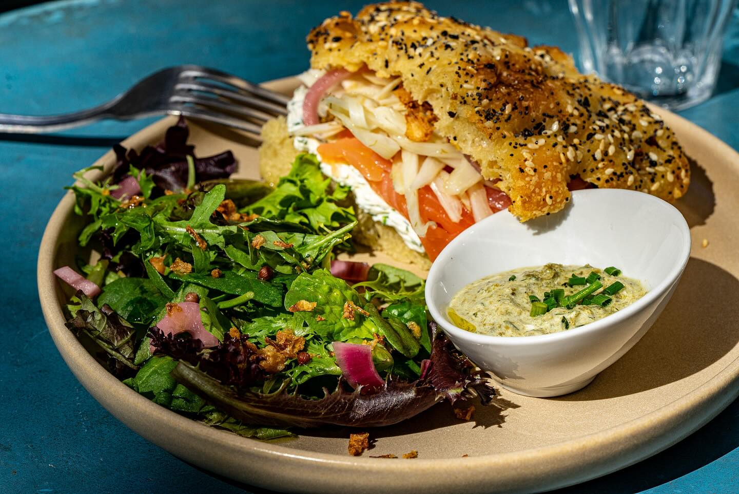 Vous faites quoi ce week-end? Si vous voulez goûter notre focaccia saumon et sauce aux câpres (bien sûr que tout est maison), réservez votre brunch !👉 https://www.onicoffeeshop.fr/reservations/ 👈
#onlyatoni #ParisCafe #LunchInParis #CoffeeShopLunch #ParisianEats #CafeFood #FrenchCuisine #FoodieInParis #ParisianLunch #DeliciousParis #EiffelTowerEats #CoffeeAndLunch #ParisFoodScene #Foodgasm #FoodPhotography #TastyTreats #InstaFood #FoodLove #ParisianVibes #CafeLife #BonAppetit #Paris #France #foodiesinparis