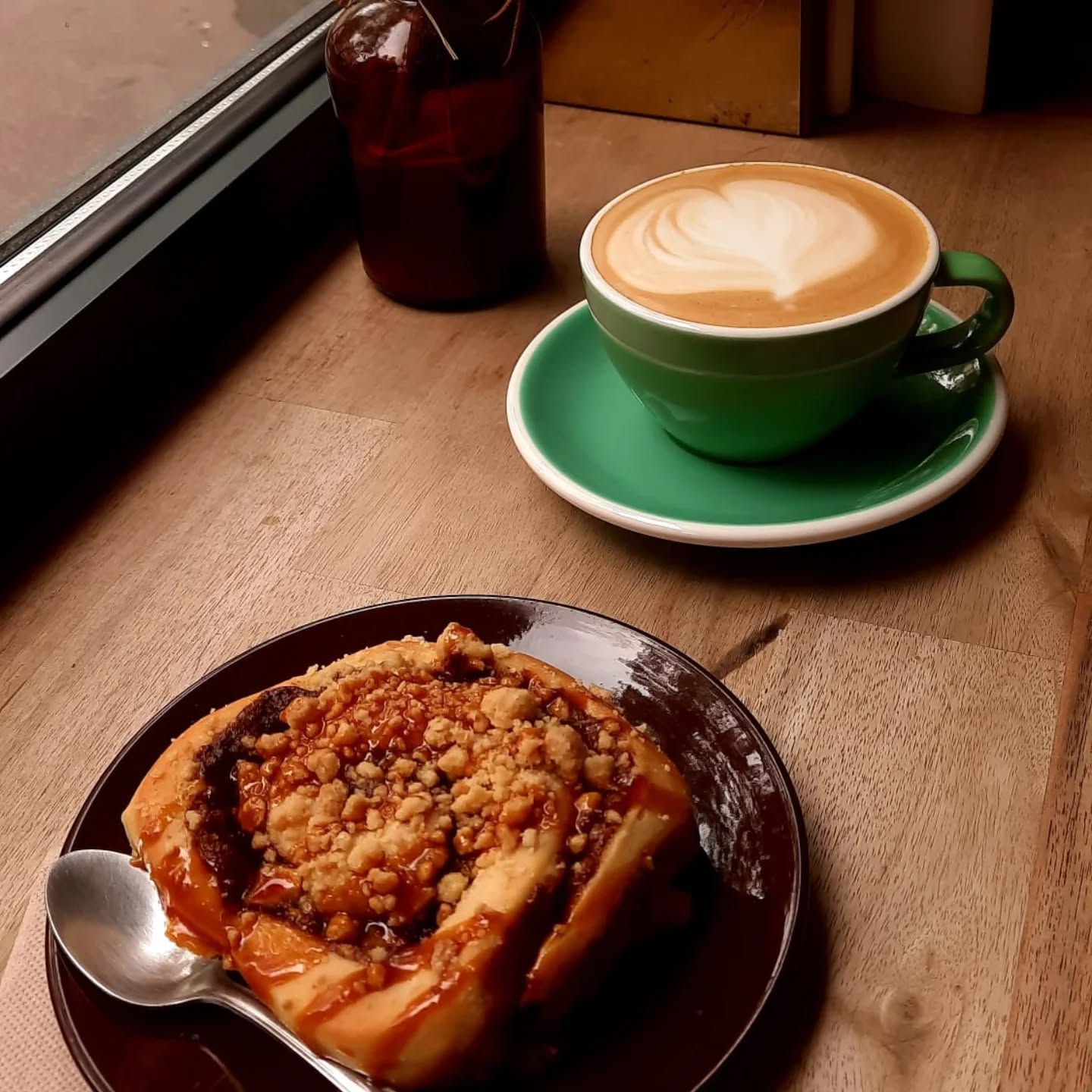 Autumn is here ! Cinnamon buns with apple crumbles and salted caramel.