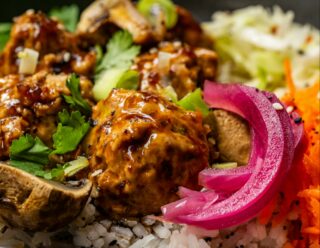 Toute cette semaine : Boulettes de porc sauce sucrée/salée, riz, salade de chou et carottes, champignons, sésame noir.
#ParisCafe #LunchInParis #CoffeeShopLunch #ParisianEats #CafeFood #FrenchCuisine #FoodieInParis #ParisianLunch #DeliciousParis #EiffelTowerEats #CoffeeAndLunch #ParisFoodScene #Foodgasm #FoodPhotography #TastyTreats #InstaFood #FoodLove #ParisianVibes #CafeLife #BonAppetit #Paris #France