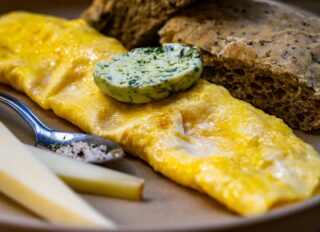 Nouvelle formule pour notre morning plate : omelette à la française, comté affiné et pain maison. Du lundi au vendredi jusqu’à 12h.
#onlyatoni #ParisCafe #LunchInParis #CoffeeShopLunch #ParisianEats #CafeFood #FrenchCuisine #FoodieInParis #ParisianLunch #DeliciousParis #EiffelTowerEats #CoffeeAndLunch #ParisFoodScene #Foodgasm #FoodPhotography #TastyTreats #InstaFood #FoodLove #ParisianVibes #CafeLife #BonAppetit #Paris #France #foodiesinparis