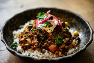 Cette semaine, c’est chili 🌶️! En version “con carné” ou végétarien [tofu] c’est le compagnon parfait des températures descendantes 🥶

 #onlyatoni #ParisCafe #LunchInParis #CoffeeShopLunch #ParisianEats #CafeFood #FrenchCuisine #FoodieInParis #ParisianLunch #DeliciousParis #EiffelTowerEats #CoffeeAndLunch #ParisFoodScene #Foodgasm #FoodPhotography #TastyTreats #InstaFood #FoodLove #ParisianVibes #CafeLife #BonAppetit #Paris #France #foodiesinparis