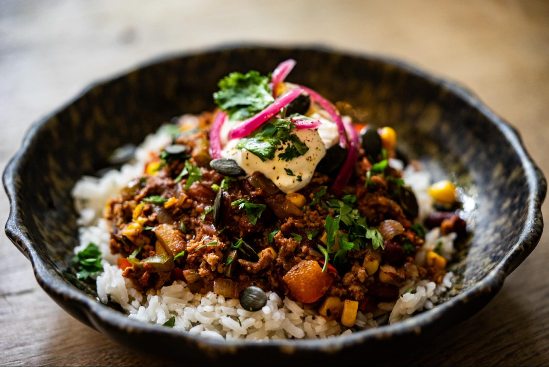 Cette semaine, c’est chili 🌶️! En version “con carné” ou végétarien [tofu] c’est le compagnon parfait des températures descendantes 🥶

 #onlyatoni #ParisCafe #LunchInParis #CoffeeShopLunch #ParisianEats #CafeFood #FrenchCuisine #FoodieInParis #ParisianLunch #DeliciousParis #EiffelTowerEats #CoffeeAndLunch #ParisFoodScene #Foodgasm #FoodPhotography #TastyTreats #InstaFood #FoodLove #ParisianVibes #CafeLife #BonAppetit #Paris #France #foodiesinparis
