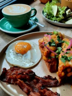 Beans on toast au menu de notre brunch, tous les week-ends de novembre. réservations sur www.onicoffeeshop.fr/reservations
#onlyatoni #ParisCafe #LunchInParis #CoffeeShopLunch #ParisianEats #CafeFood #FrenchCuisine #FoodieInParis #ParisianLunch #DeliciousParis #EiffelTowerEats #CoffeeAndLunch #ParisFoodScene #Foodgasm #FoodPhotography #TastyTreats #InstaFood #FoodLove #ParisianVibes #CafeLife #BonAppetit #Paris #France #foodiesinparis