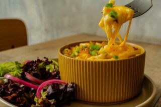 Mac n cheese. Dispo dans une version “Parmentier” au pulled pork pour les grosses faims.
#onlyatoni #ParisCafe #LunchInParis #CoffeeShopLunch #ParisianEats #CafeFood #FrenchCuisine #FoodieInParis #ParisianLunch #DeliciousParis #EiffelTowerEats #CoffeeAndLunch #ParisFoodScene #Foodgasm #FoodPhotography #TastyTreats #InstaFood #FoodLove #ParisianVibes #CafeLife #BonAppetit #Paris #France #foodiesinparis