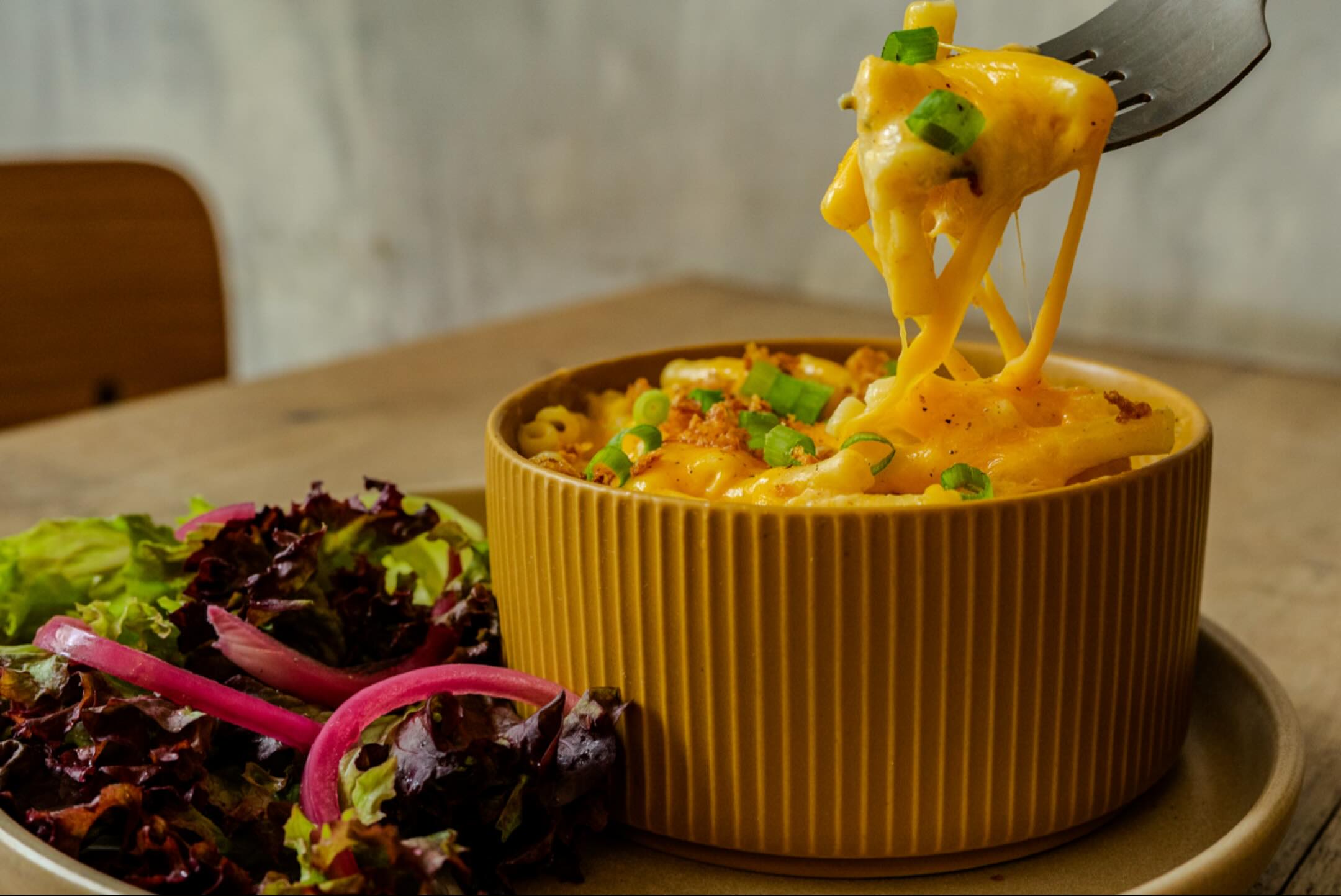 Mac n cheese. Dispo dans une version “Parmentier” au pulled pork pour les grosses faims.
#onlyatoni #ParisCafe #LunchInParis #CoffeeShopLunch #ParisianEats #CafeFood #FrenchCuisine #FoodieInParis #ParisianLunch #DeliciousParis #EiffelTowerEats #CoffeeAndLunch #ParisFoodScene #Foodgasm #FoodPhotography #TastyTreats #InstaFood #FoodLove #ParisianVibes #CafeLife #BonAppetit #Paris #France #foodiesinparis