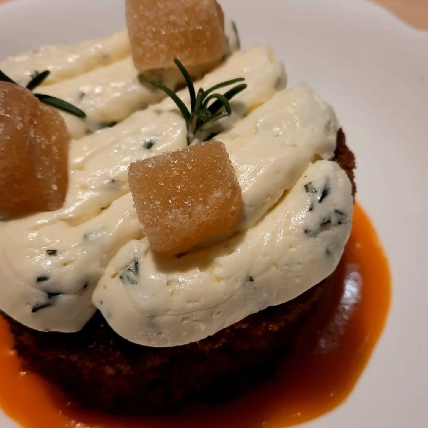 Tout ce mois de Novembre, en dessert de notre menu du week-end, un carrot cake a la creme et gingembre confit nappé d'un caramel de carotte absolument incroyable 😍