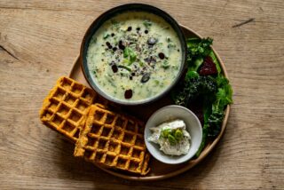 Soupe kale et cheddar accompagné d’une gaufre aux carottes et crème aux herbes.
#onlyatoni #ParisCafe #LunchInParis #CoffeeShopLunch #ParisianEats #CafeFood #FrenchCuisine #FoodieInParis #ParisianLunch #DeliciousParis #EiffelTowerEats #CoffeeAndLunch #ParisFoodScene #Foodgasm #FoodPhotography #TastyTreats #InstaFood #FoodLove #ParisianVibes #CafeLife #BonAppetit #Paris #France #foodiesinparis