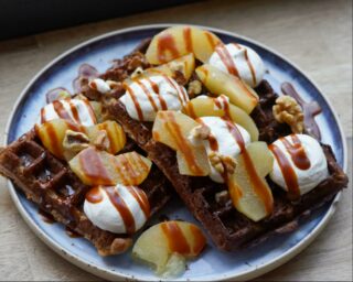 Gingerbread waffle - gauffre aux épices, pommes pochées, noix, chantilly au mascarpone et caramel au gingembre. Sur notre menu petit déjeuner (jusqu’à 12h) du 5 au 9 janvier !